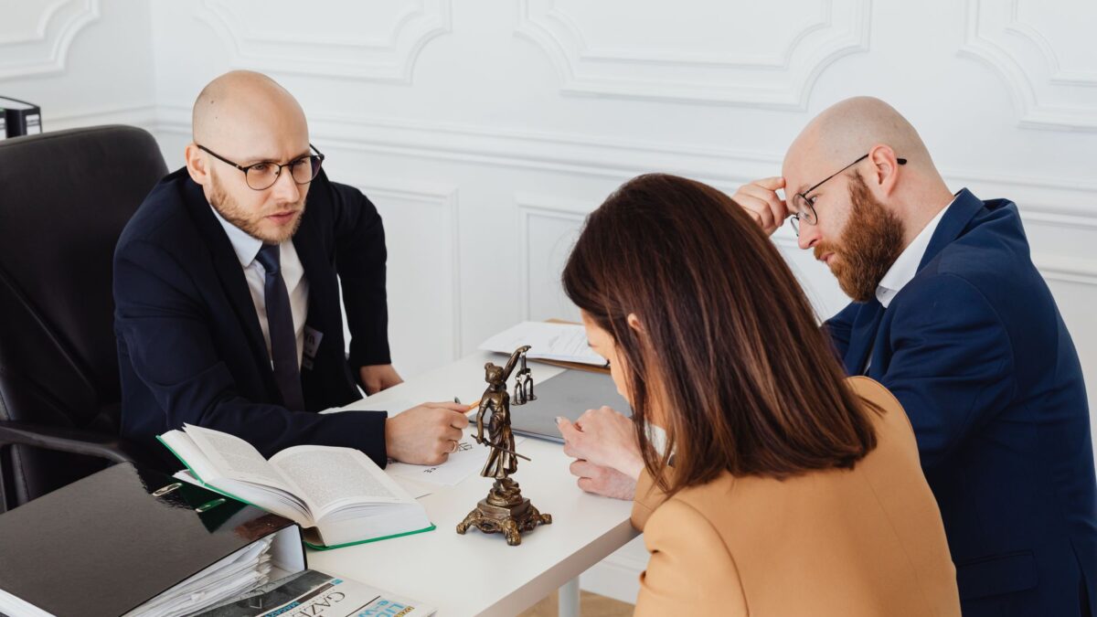 Como escolher o advogado ideal para seu caso jurídico